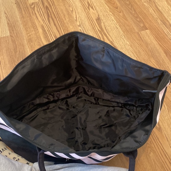 Victoria’s Secret Oversized Expandable Duffle/ Weekender bag - Picture 4 of 4